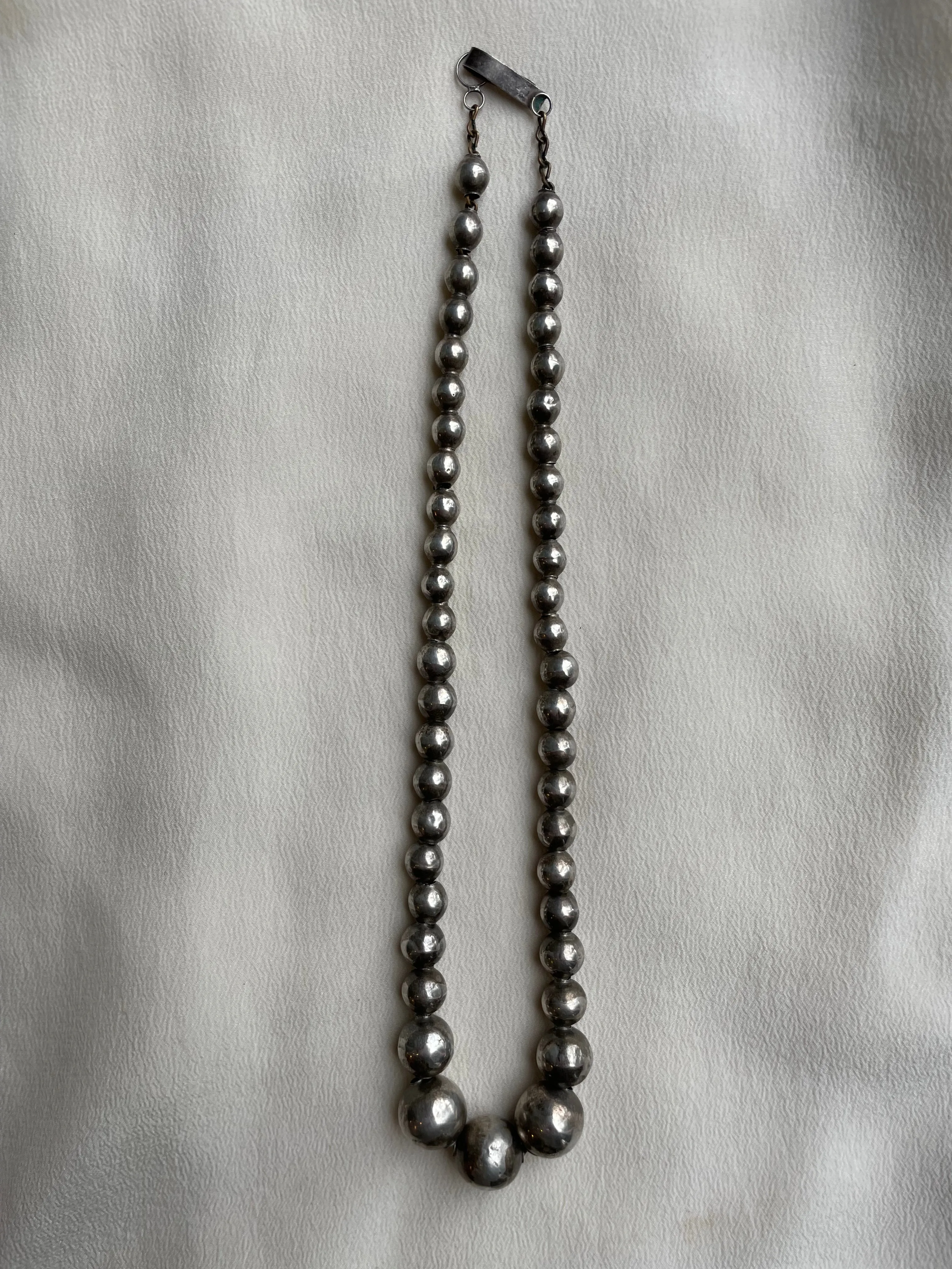 graduated silver beaded necklace N020