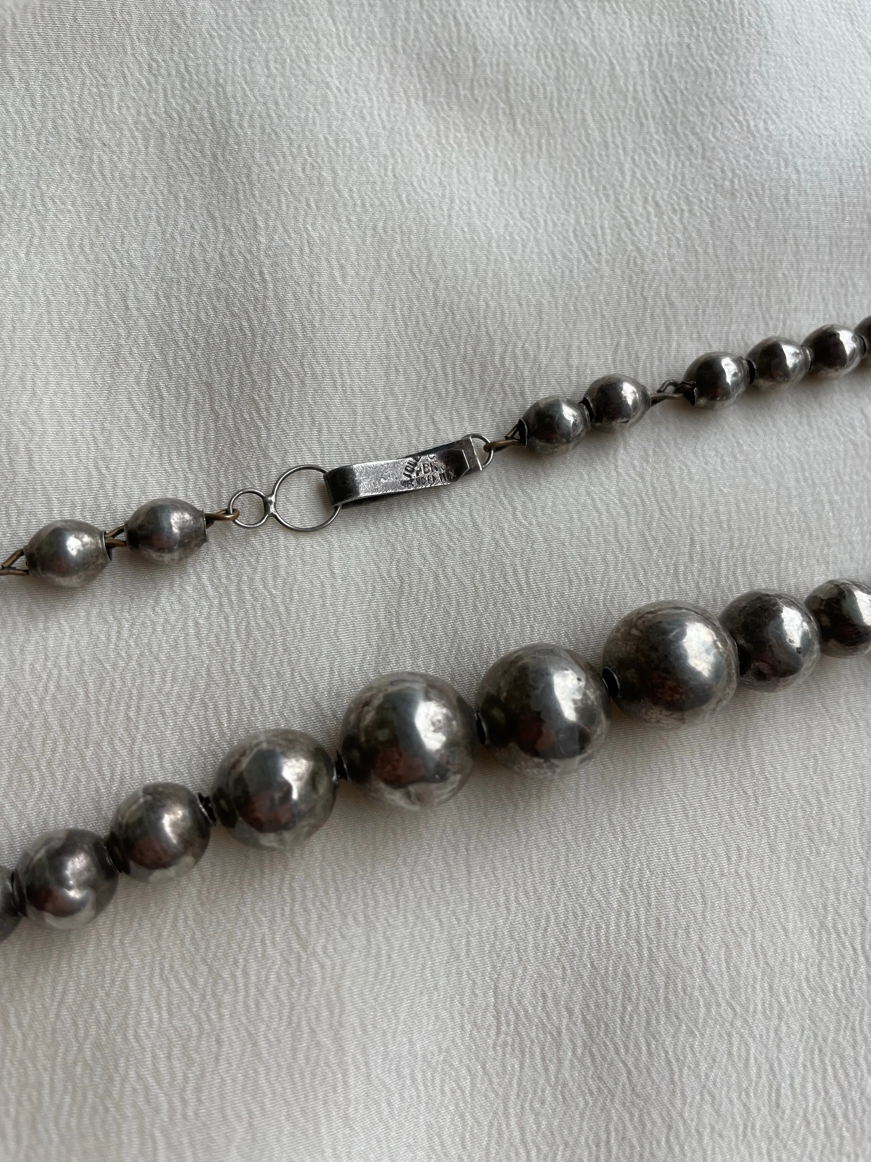 graduated silver beaded necklace N020