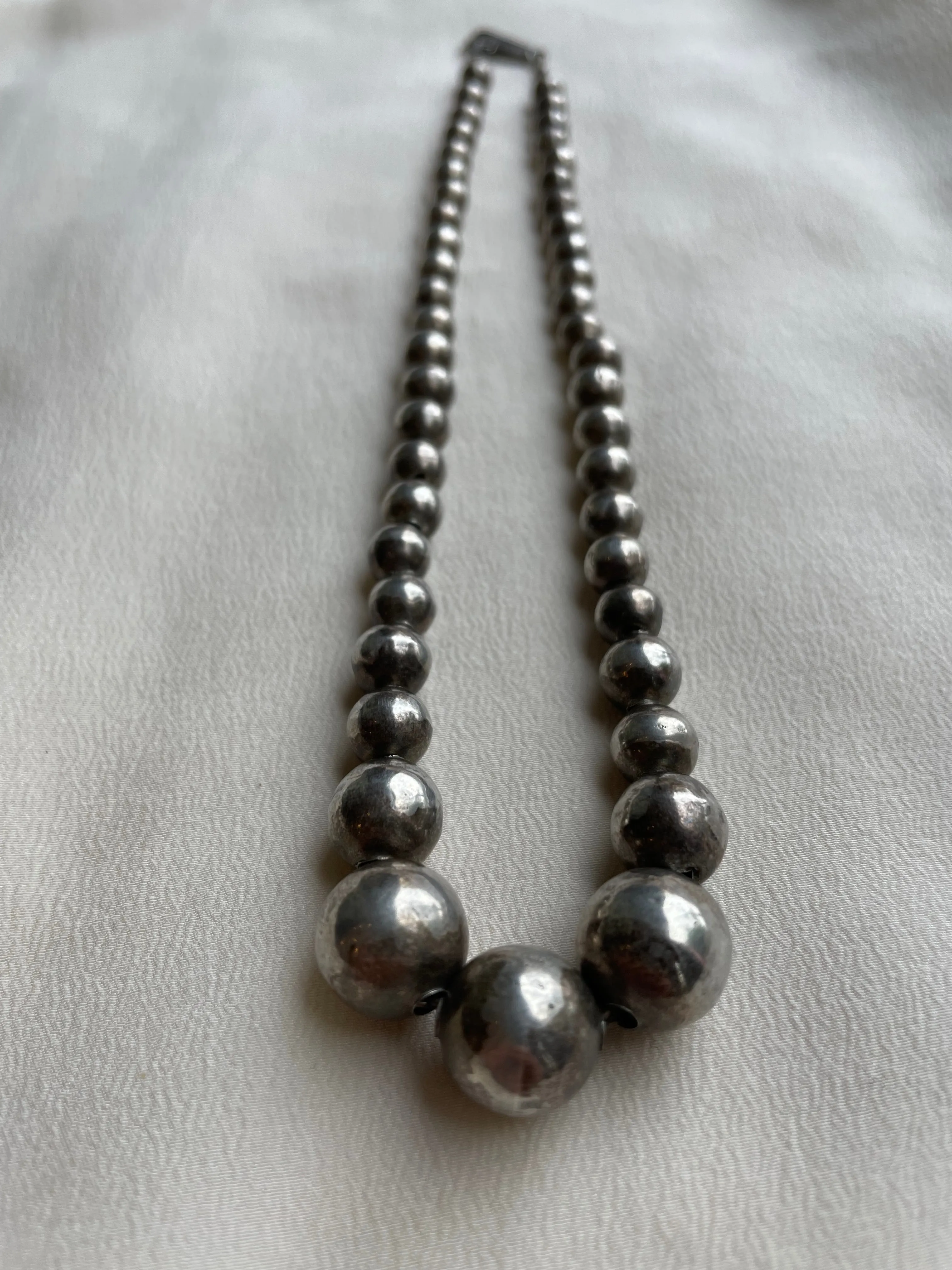 graduated silver beaded necklace N020